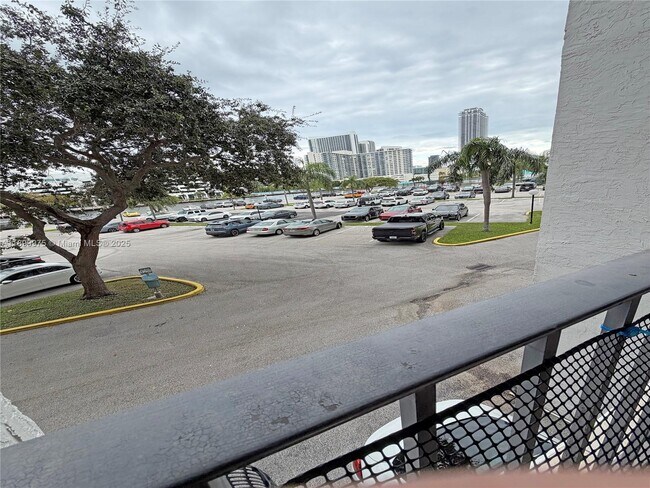 Building Photo - 400 Leslie Dr