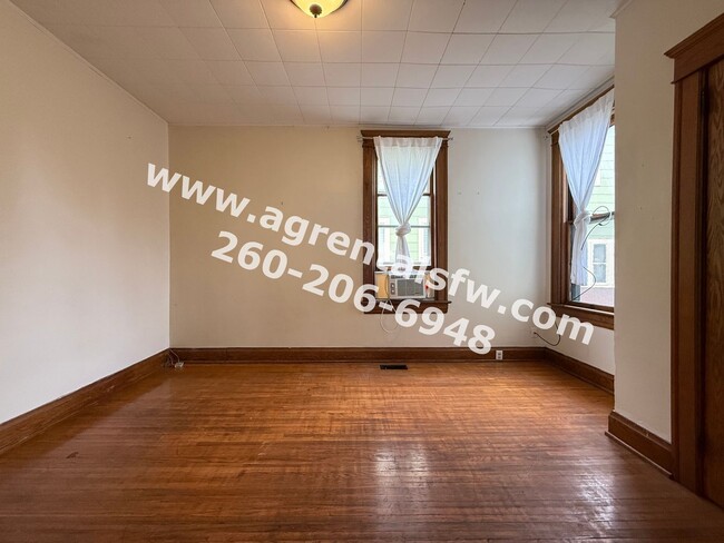 Building Photo - 811 Columbia Ave
