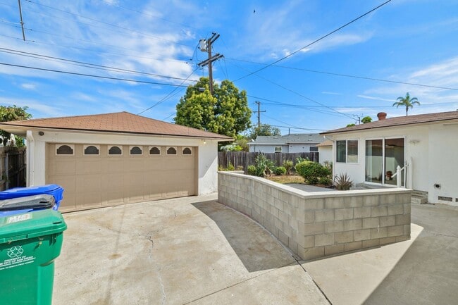 Building Photo - Lovely College Area Home