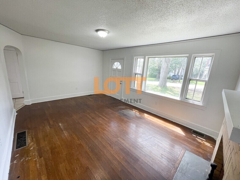 Building Photo - 13 Irene Cir