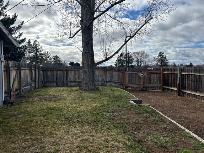 Building Photo - 3 Bedroom / 1 Bathroom House in Madras Oregon