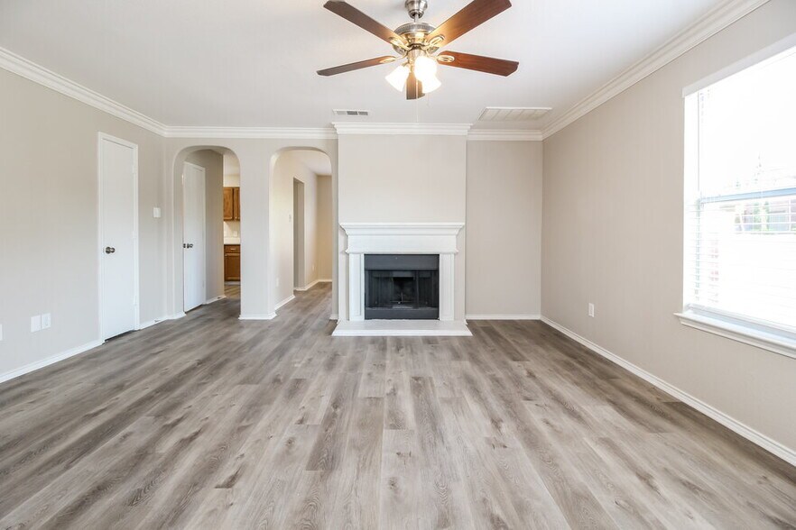 Building Photo - 501 Longshore Dr