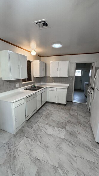 Building Photo - 4640 Clairemont Dr