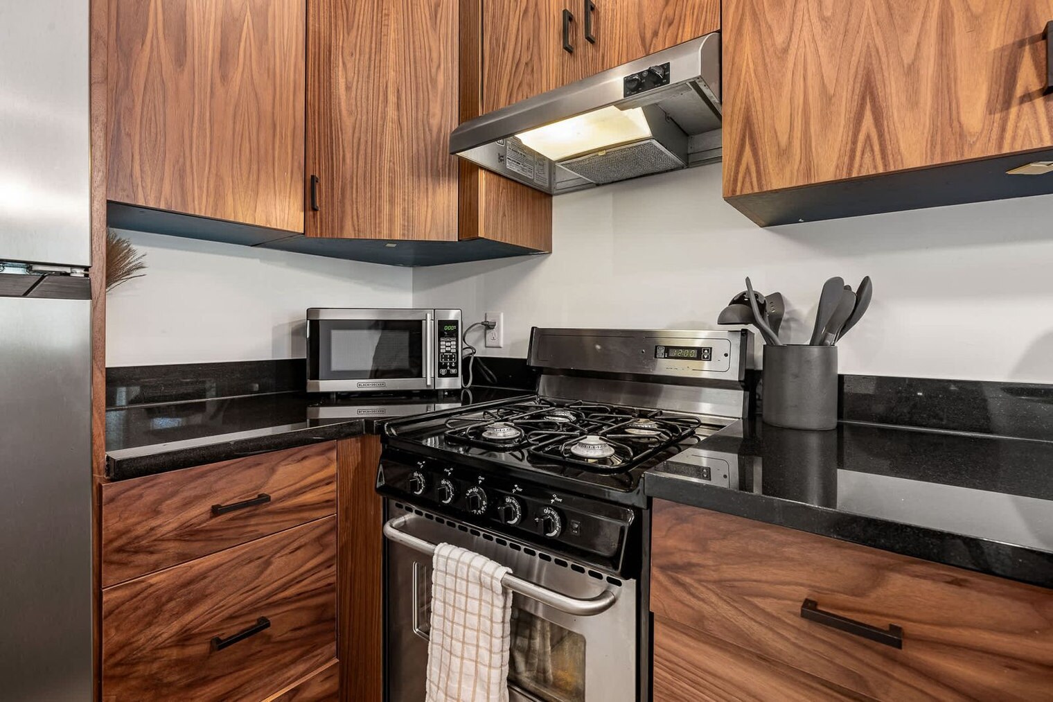 Building Photo - 211 Arpieka Ave