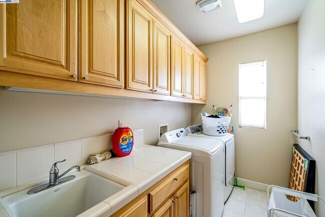 Building Photo - 2048 Feathermint Dr