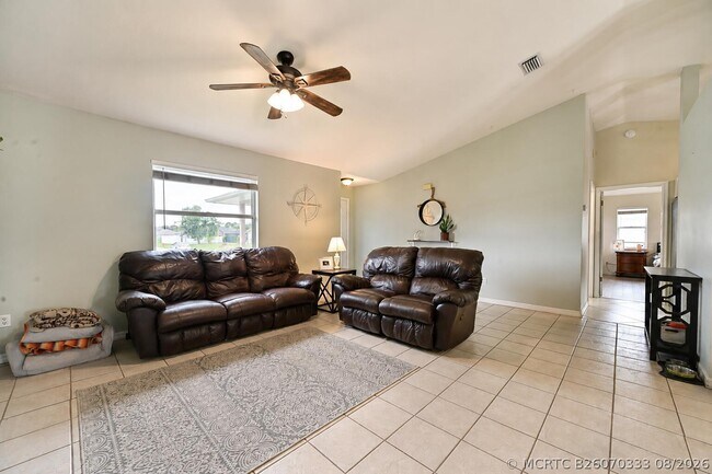 Building Photo - 1755 SW Castinet Ln