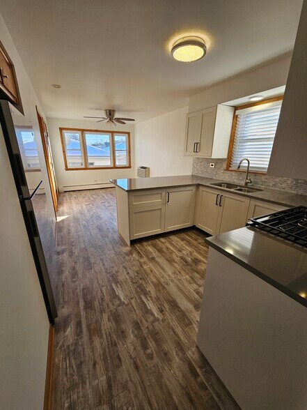 Building Photo - 6313 W Montrose Ave