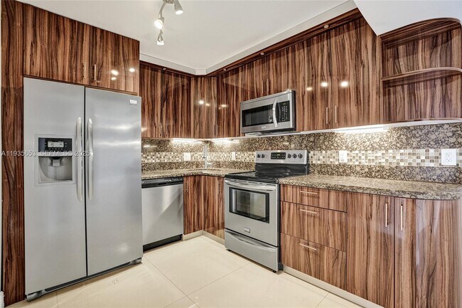 Building Photo - 2500 Parkview Dr