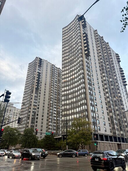Building Photo - 5701 N Sheridan Rd