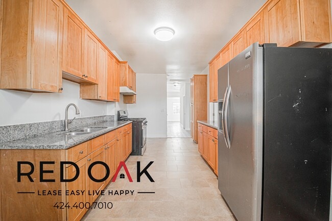 Building Photo - 731 W 46th St