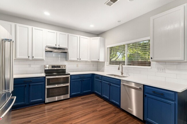 Building Photo - Beautiful 4bed/3bath Home in Marina Point