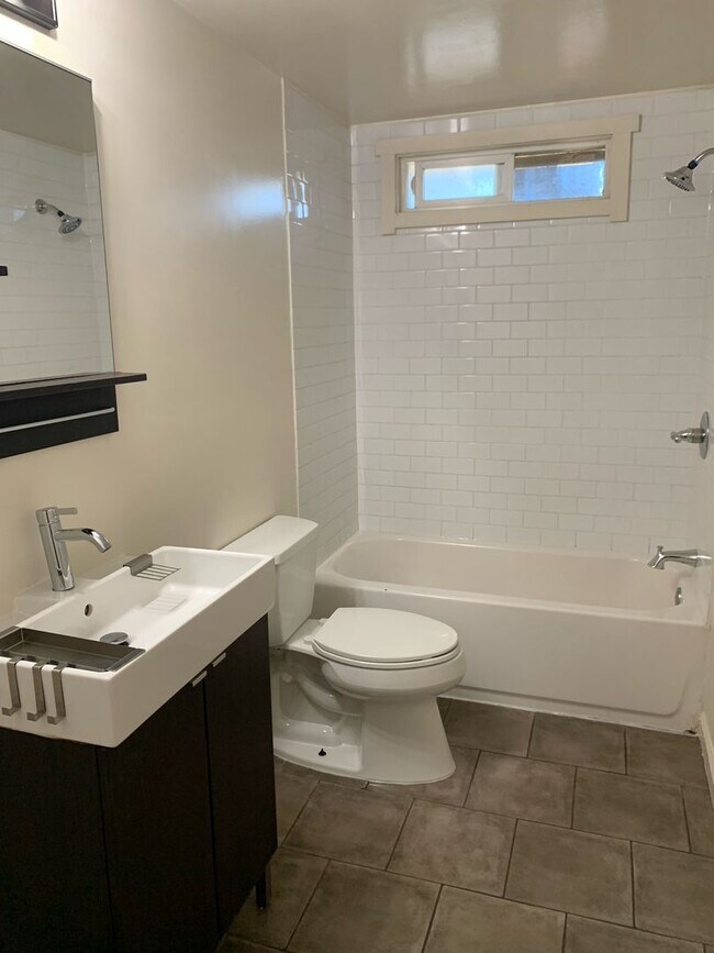 Building Photo - 1/2 Off First Month's Rent, 2Bdrm, 1Bath, ...