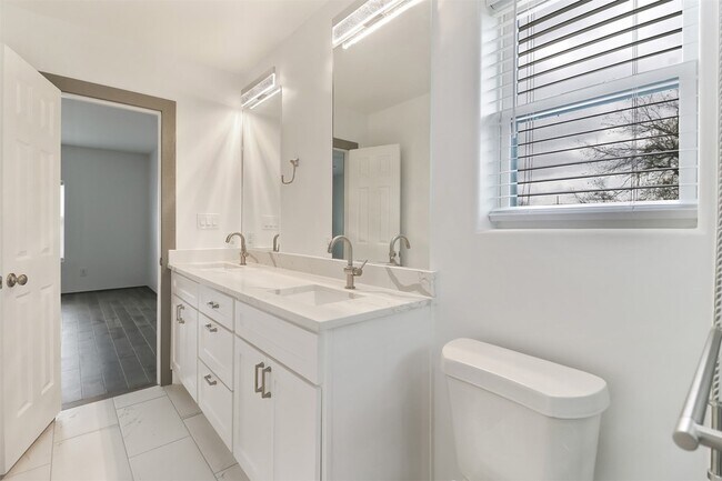 Building Photo - 621 N Nursery Rd