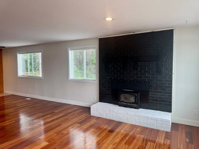 Building Photo - Must See Home!!