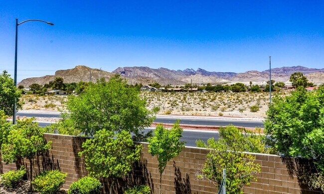 Building Photo - Stunning 5 Bed, 4 Full Baths And 2 Half Ba...