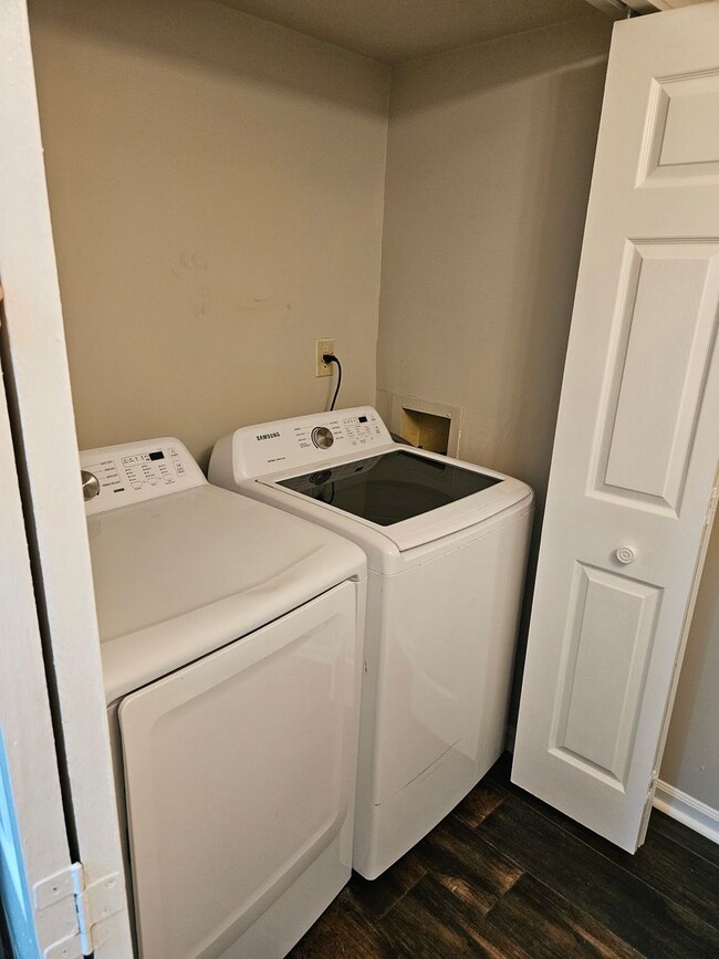 Building Photo - Don't miss out on this 2 bed 2.5 bath cond...