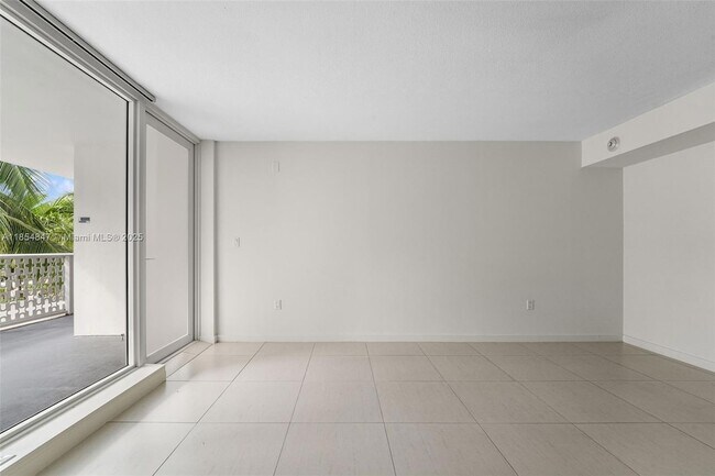Building Photo - 910 West Ave