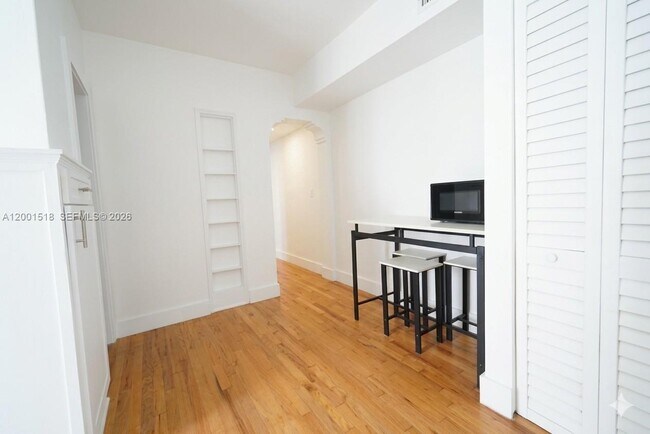 Building Photo - 817 W 39th St