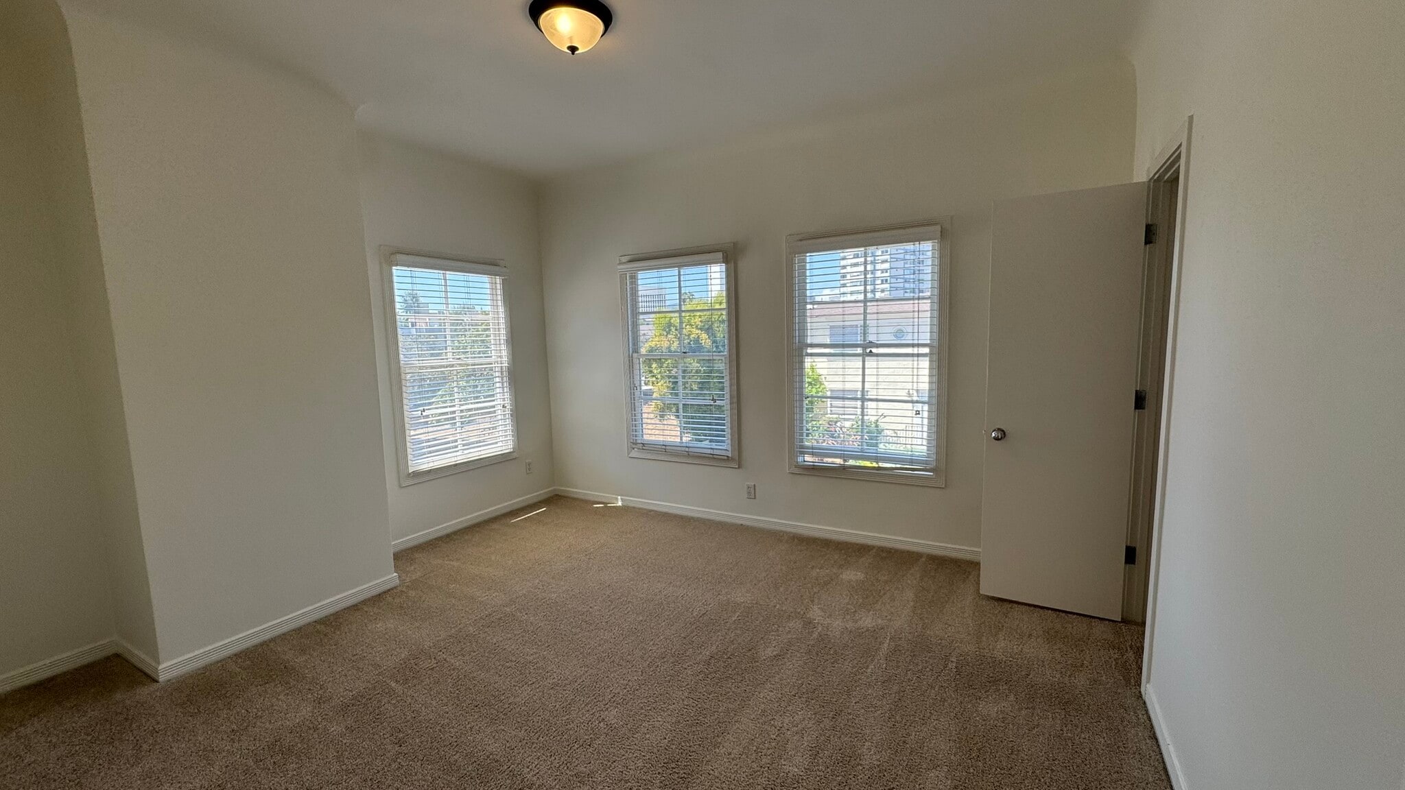 Building Photo - 10816 3/4 Lindbrook Dr