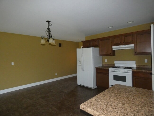Building Photo - 627 N Edgemere Dr
