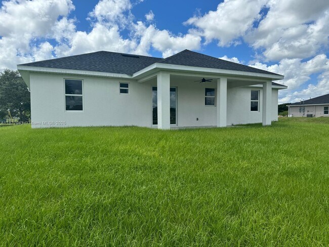 Building Photo - 2044 Crawford Ave N
