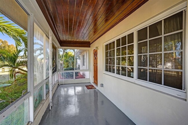 Building Photo - 820 SE 4th Ave