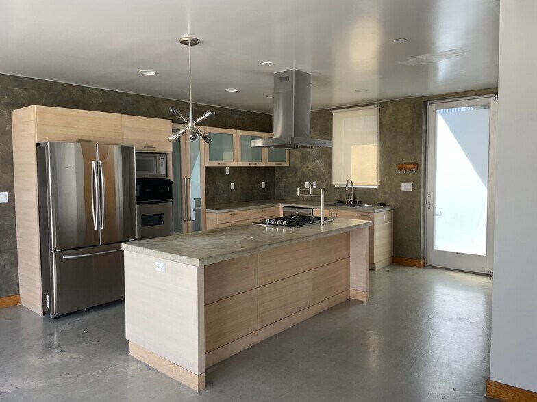 Building Photo - 116 E Yanonali St