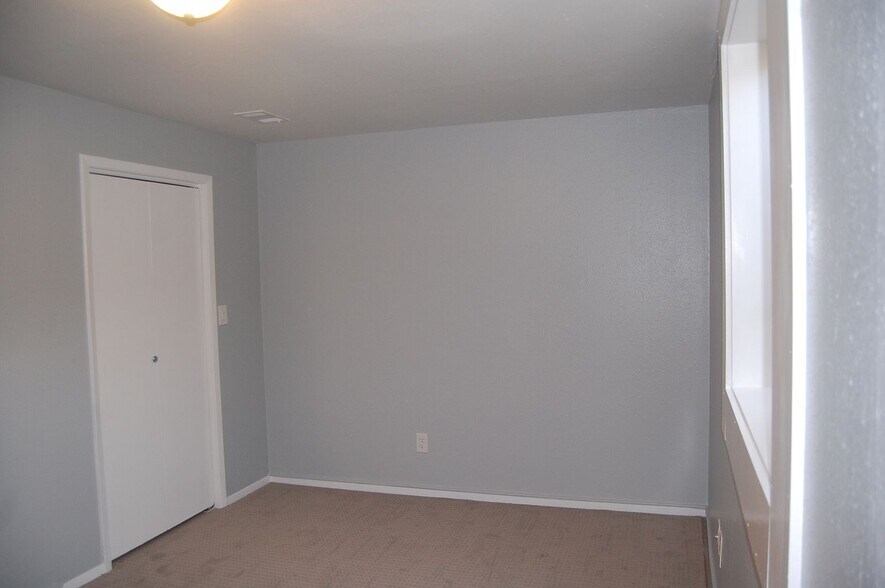 Building Photo - 1000 Ponderosa Dr