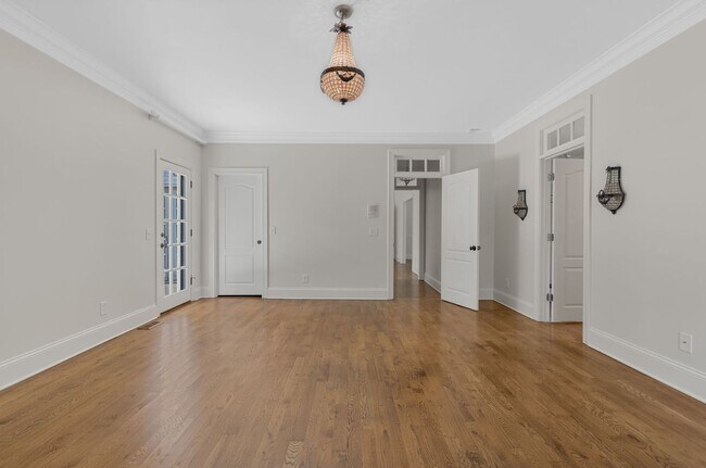 Building Photo - AVAILABLE NOW-- 4-Bed/5-Bath in the heart ...