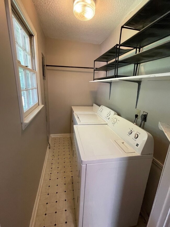 Building Photo - Beautiful 3 bedroom house with wood floors...