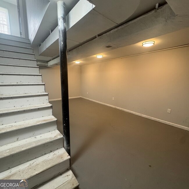 Building Photo - 6571 Rock Springs Rd