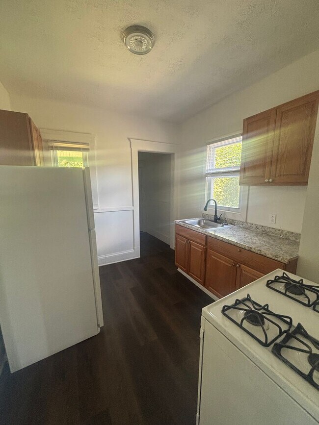 Building Photo - 4bd Single Cash Pay/Section 8 *SECURITY DEPOSIT SPECIAL*
