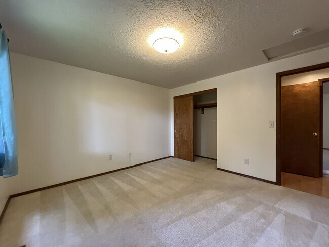 Building Photo - Comfortable Single-Level Living in Southwest Portland with Vaulted Ceilings, Spacious Backyard & ...