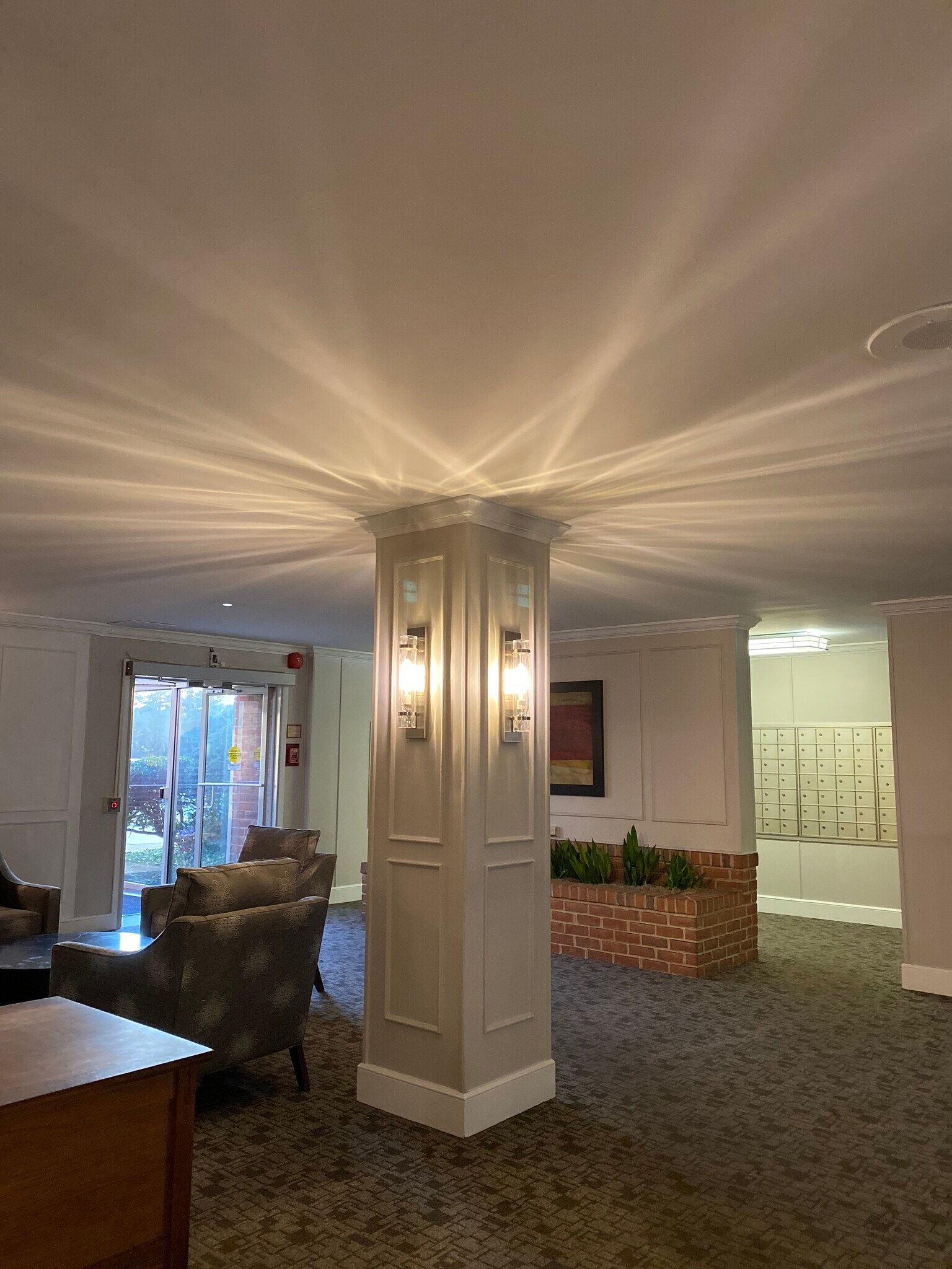 Two entrances to the lobby with plenty of parking on both sides - 3000 Spout Run Pky