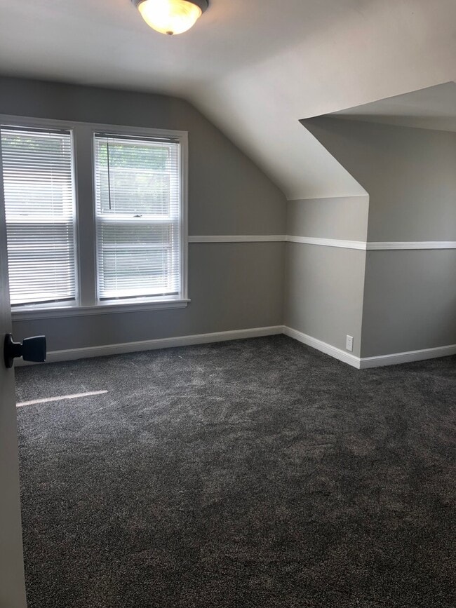 Building Photo - Single Family Home - River Views - Updated Finishes!