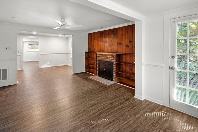 Building Photo - Updated Cottage on Haw Creek!