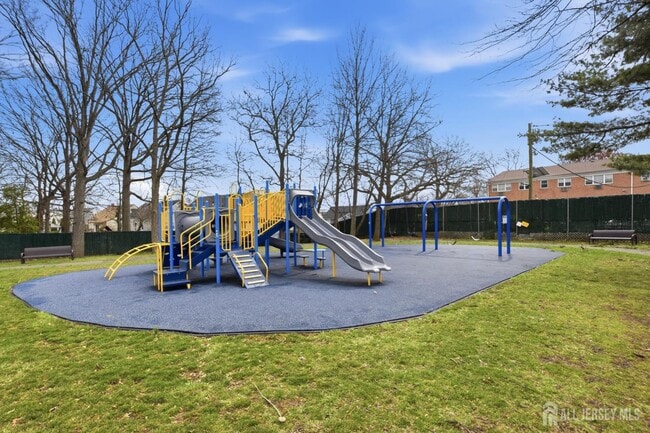 Building Photo - 160 Evergreen Rd