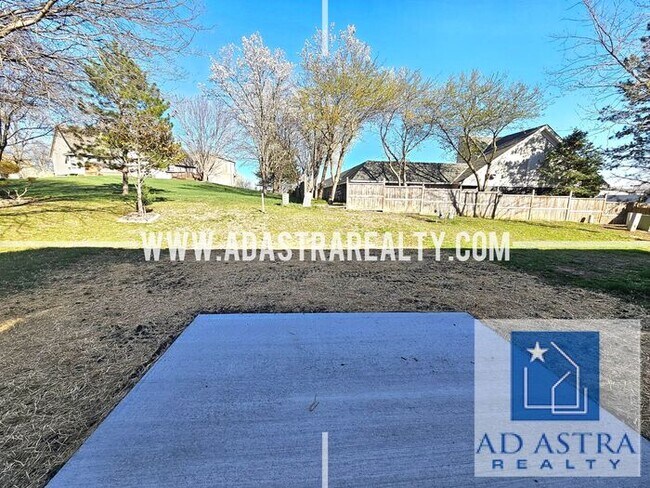 Building Photo - Very Nice 3 Bedroom 2 Bath Duplex in Overland Park-Available NOW!!