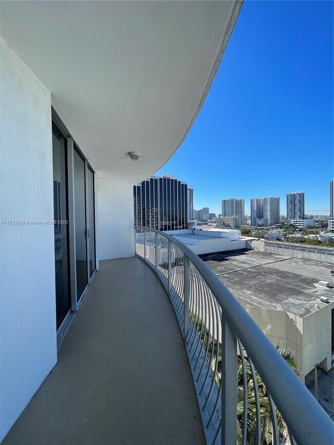 Building Photo - 1750 N Bayshore Dr