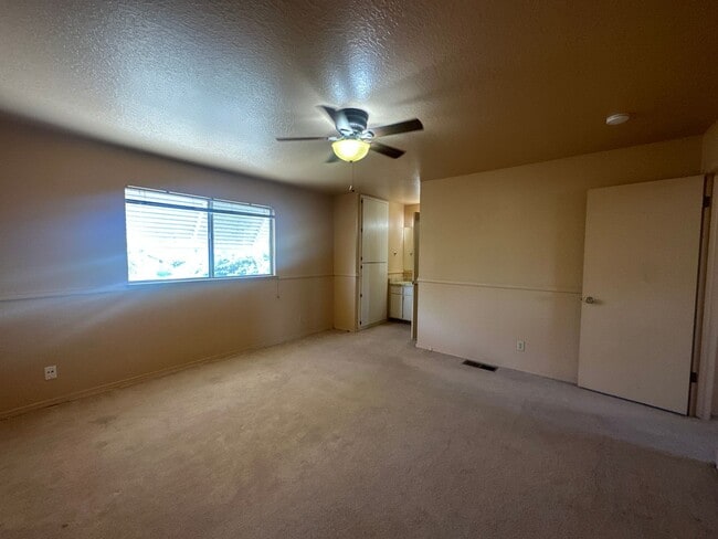 Building Photo - 560 Clover Dr