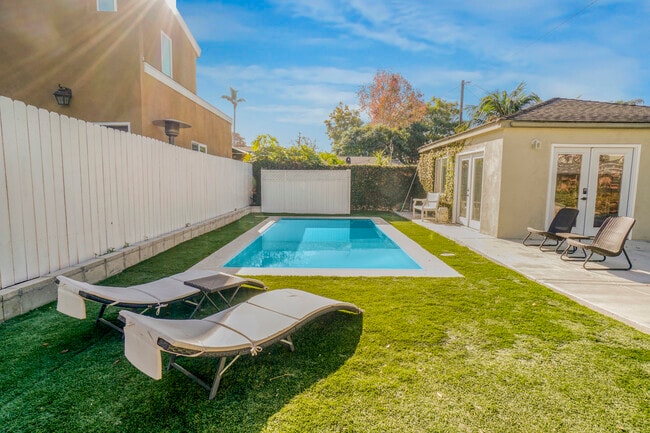 Building Photo - 1524 E Mariposa Ave