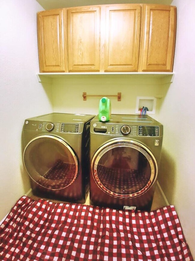 Building Photo - 784 Begonia Dr