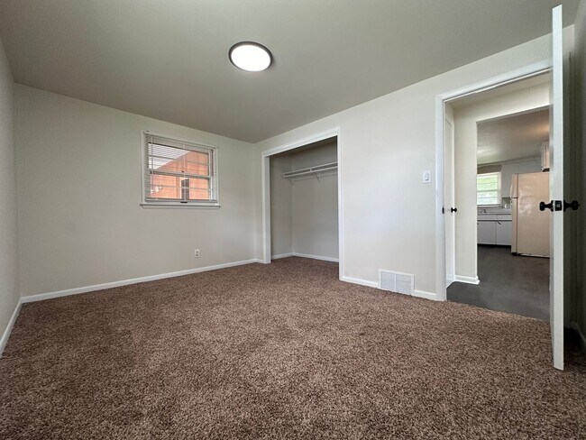 Building Photo - 490 St Bernard Dr