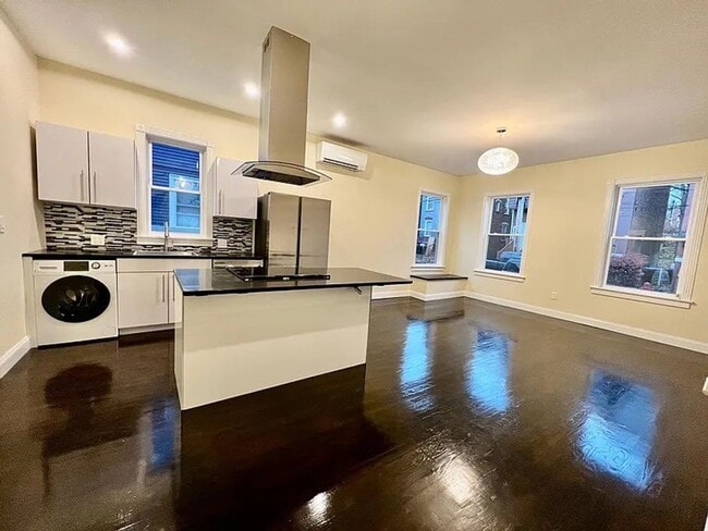 Building Photo - Newly Renovated 3 Bedroom Apartment - Poug...