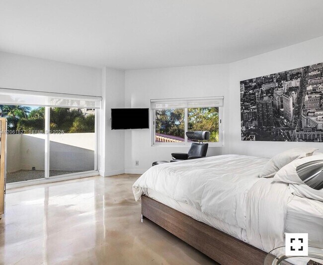 Building Photo - 333 Sunset Dr
