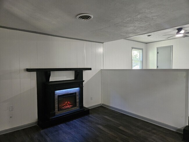 Building Photo - 415 College Dr