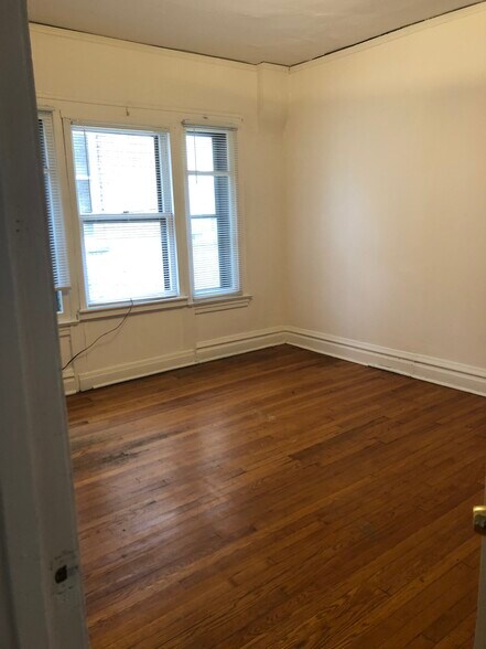 Typical bedroom - 511 Lake St