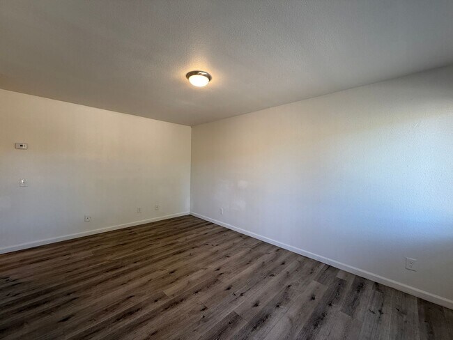 Building Photo - Palmdale 1 bedroom - Upstairs unit