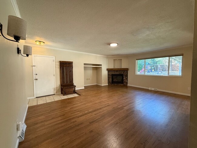 Building Photo - Five Bedroom House Close To Ft. Carson