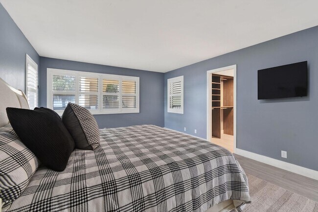 Building Photo - 372 Golfview Rd